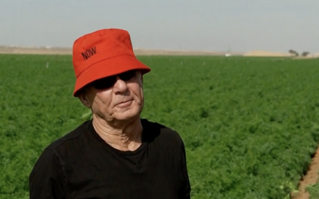 L'ancien otage Gadi Mozes s'entretient avec Channel 12 dans les nouveaux champs de romarin du kibboutz Nir Oz, dans une interview diffusée le 28 novembre 2025. (Capture d'écran : Douzième chaîne)